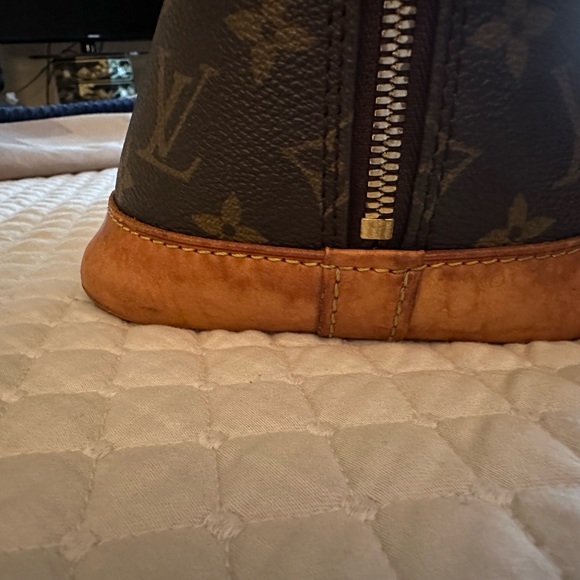 Louis Vuitton Authentic Alma Monogram Canvas w/ COA and twillys - Picture 8 of 16